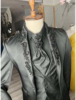 TRAJE NEGRO CON PEDRERIA COLECCION VICCTORIO TRIGUERO REF. 1836