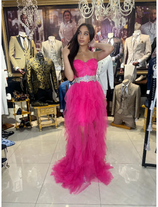 VESTIDO FUCSIA CON COLA DE VOLANTES REF. 1474