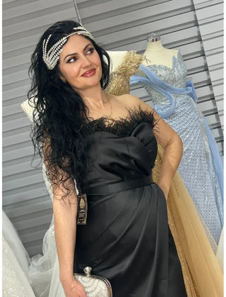 VESTIDO DE RASO NEGRO CON PLUMAS REF. 1740